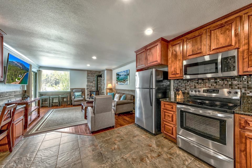 Lakeland Village #206 1BR Heavenly Hideaway hot tub AC Apartment in South Lake Tahoe