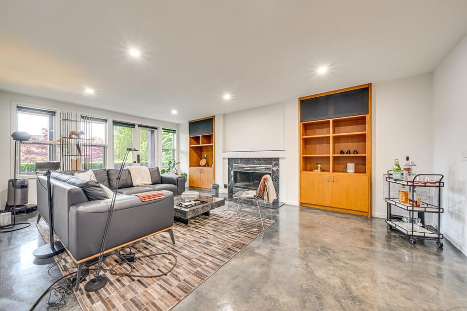 Executive Lake Washington Stay with Dock Access Apartment in Kirkland