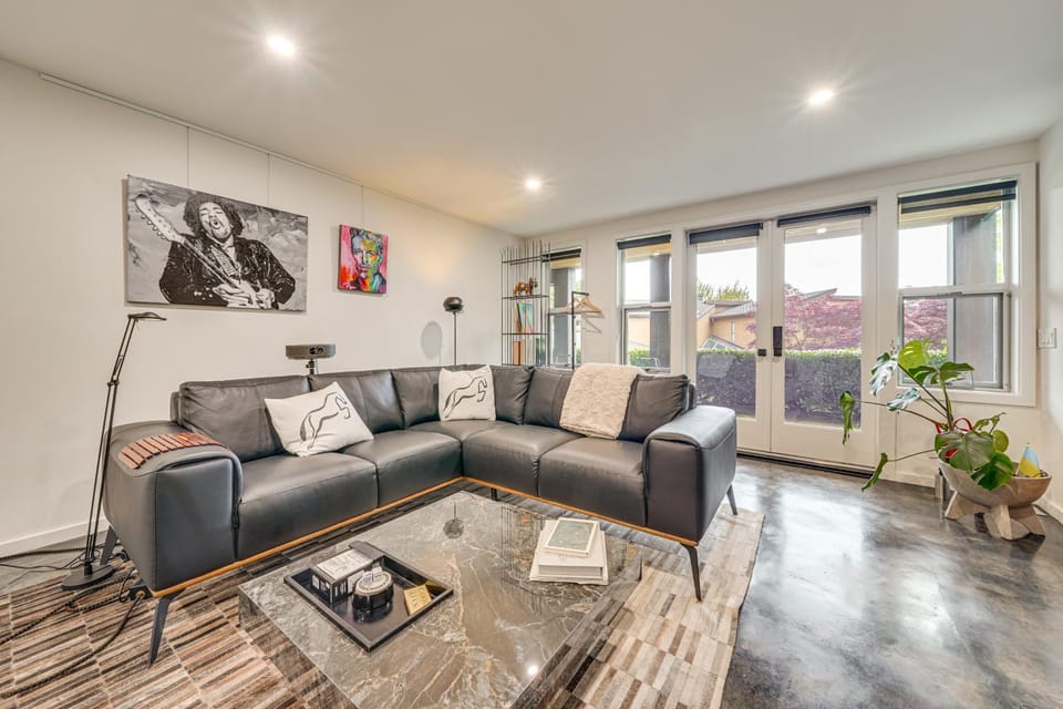 Executive Lake Washington Stay with Dock Access Apartment in Kirkland