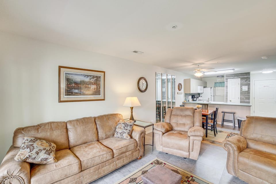 Screened Porch + Water Views: Branson Condo! House in Branson