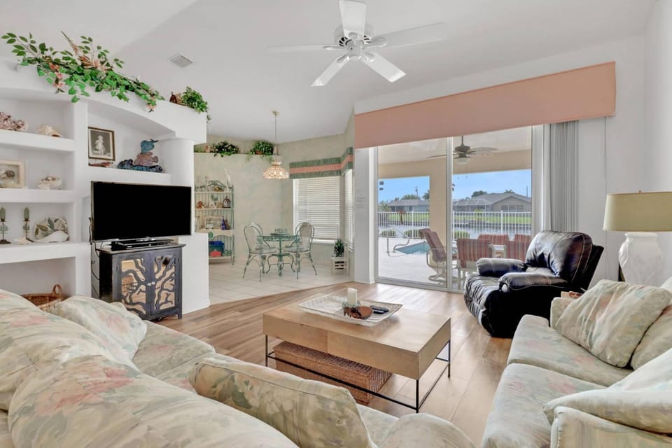 2318 SE 6th Ave* House in Cape Coral