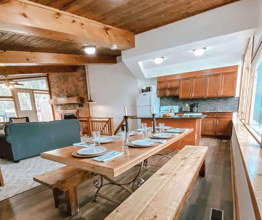 4 BR Cottage at Tyrolean Private Beach Access House in Grey Highlands