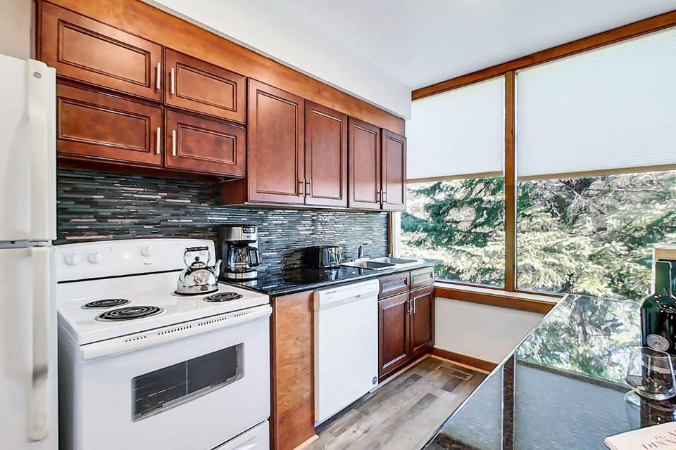 4 bdrm Blue Mountain Chalet Near Ski Hills, Walk to the Village, Petfriendly, Sleeps 10 Chalet in Grey Highlands