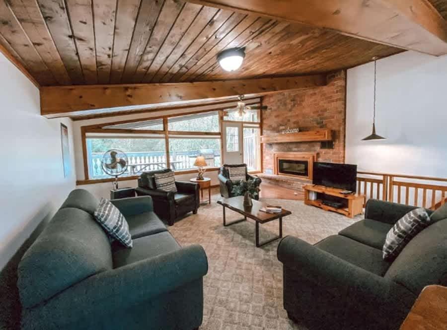 4 BR Cottage at Tyrolean Private Beach Access House in Grey Highlands