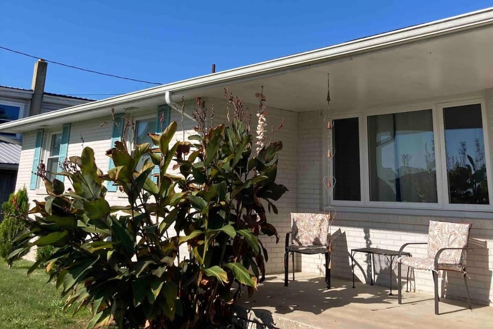 Comfy 3-Bedroom Near The Beach With A Pool & Grill House in Sussex County