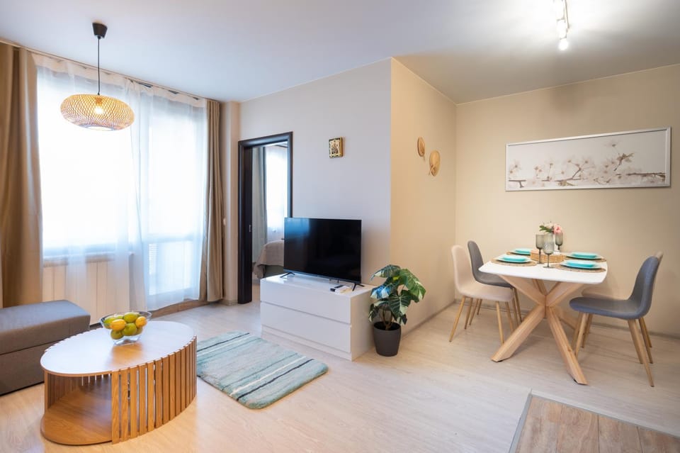 Communal lounge/ TV room, TV and multimedia, Living room, Seating area, Dining area, Evening entertainment