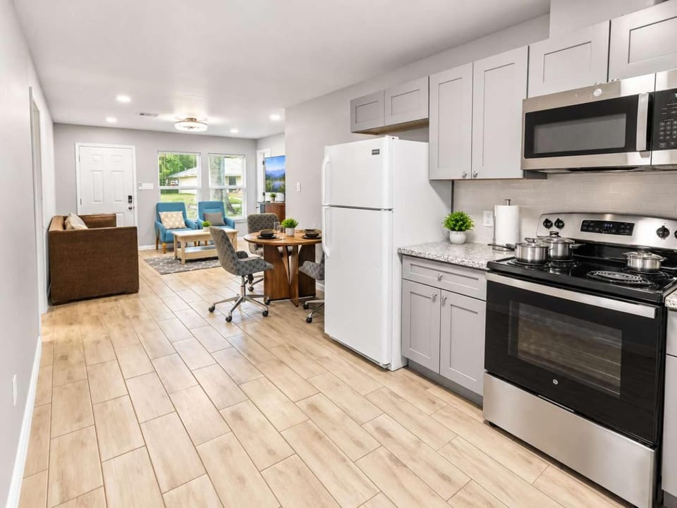 Kitchen or kitchenette, Living room, Seating area, Dining area, oven, pet friendly, stove, toaster