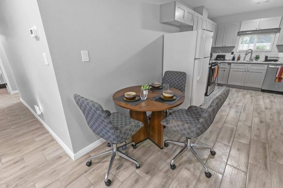 Spacious 4BR I Private backyard Sleeps 8 I Near NRG Med Center & DT Apartment in Houston