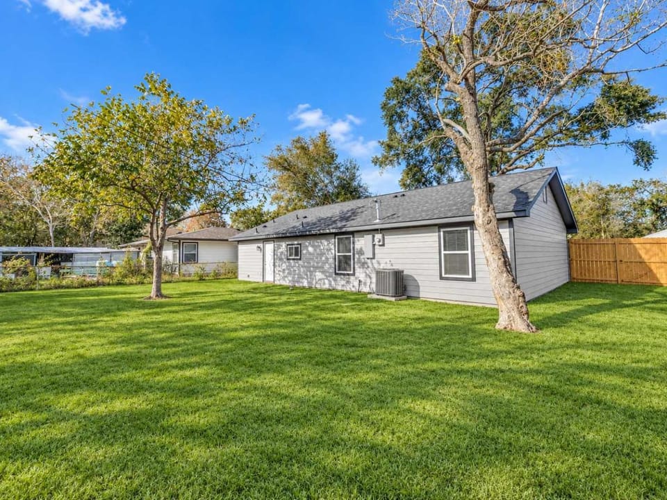 Property building, Spring, Day, Natural landscape, Garden, Garden view