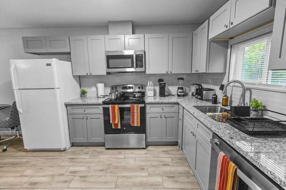 Spacious 4BR I Private backyard Sleeps 8 I Near NRG Med Center & DT Apartment in Houston