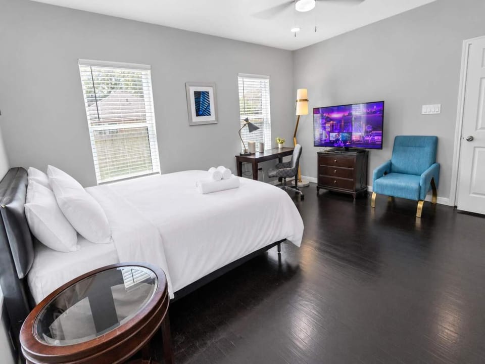 Bed, TV and multimedia, Living room, Photo of the whole room, Evening entertainment, Bedroom