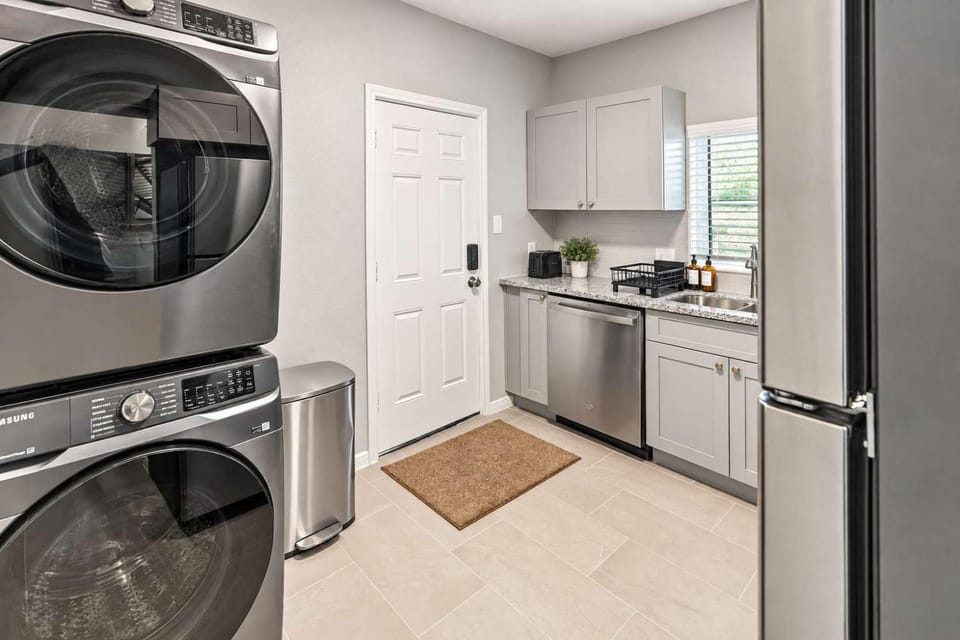 Kitchen or kitchenette, minibar, oven, pet friendly, stove, toaster, washing machine, dryer