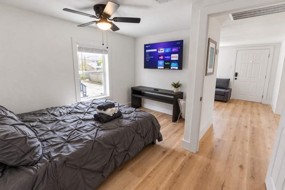 Bed, TV and multimedia, Living room, Photo of the whole room, Seating area, Evening entertainment, Bedroom, towels