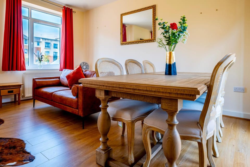 POSH WETHERINGSETt House in Aylesbury Vale