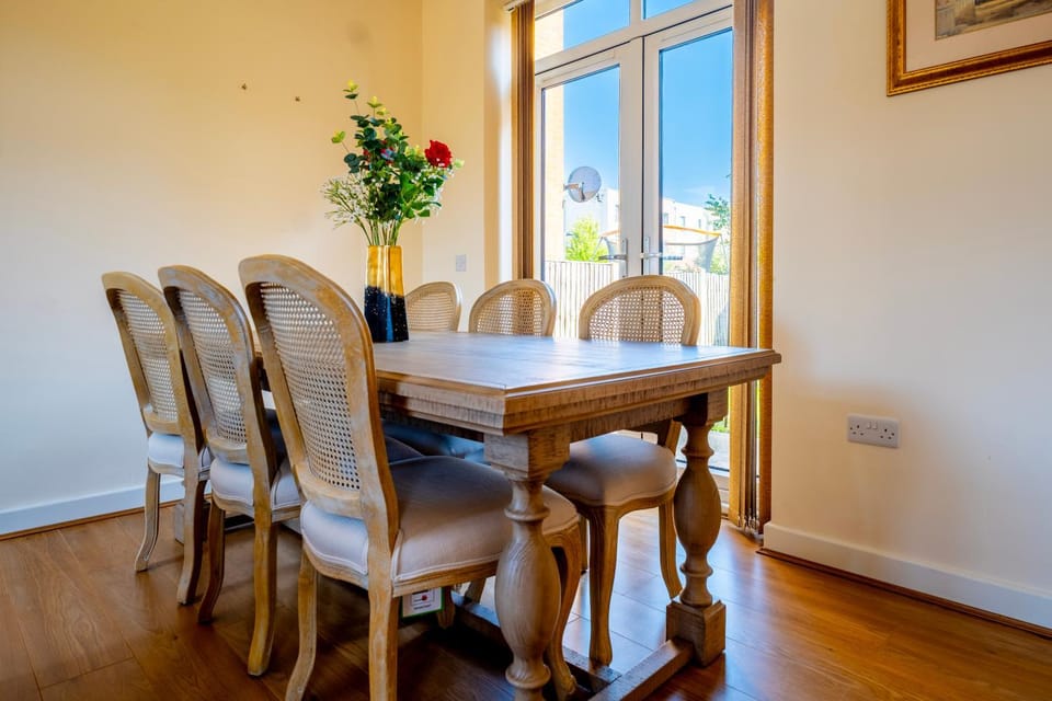 POSH WETHERINGSETt House in Aylesbury Vale