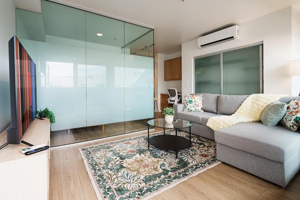 Walk to Beach & Free Garage Parking Apartment in Santa Monica