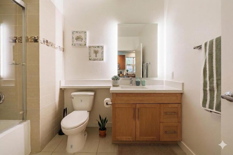 Walk to Beach & Free Garage Parking Apartment in Santa Monica