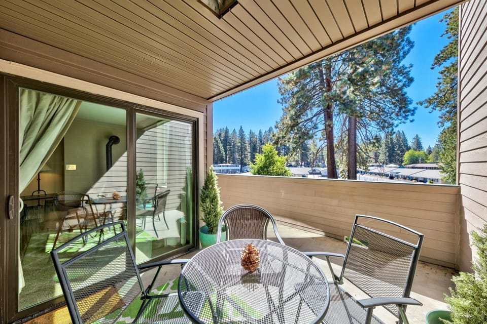 Day, Natural landscape, Balcony/Terrace, Seating area, Mountain view, furniture