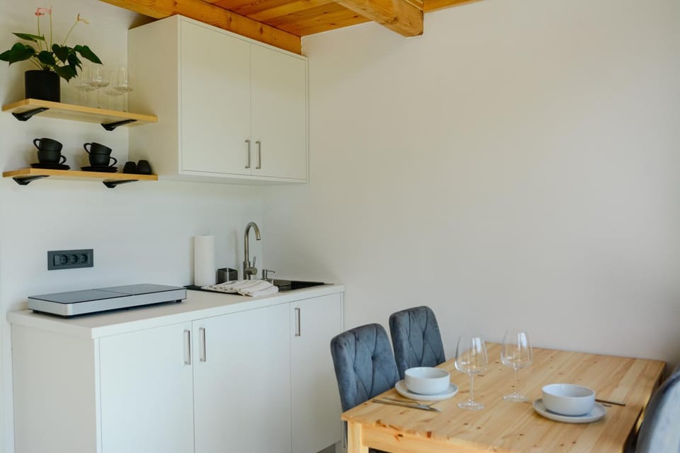 Kitchen or kitchenette, Dining area
