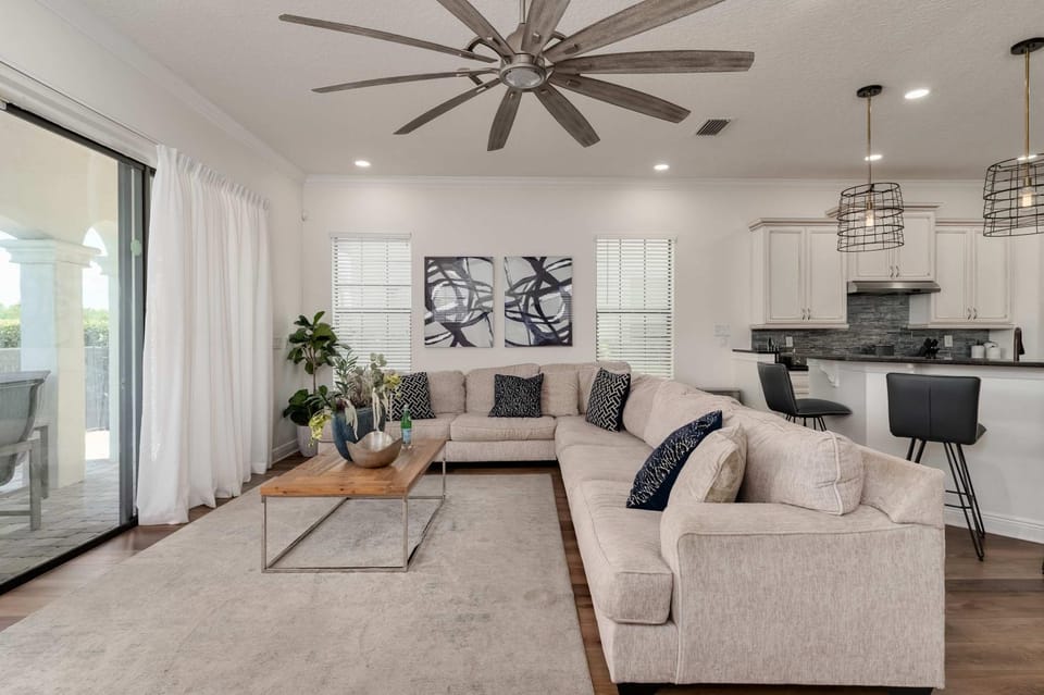 Family villa with pool hot tub & game room House in Osceola County