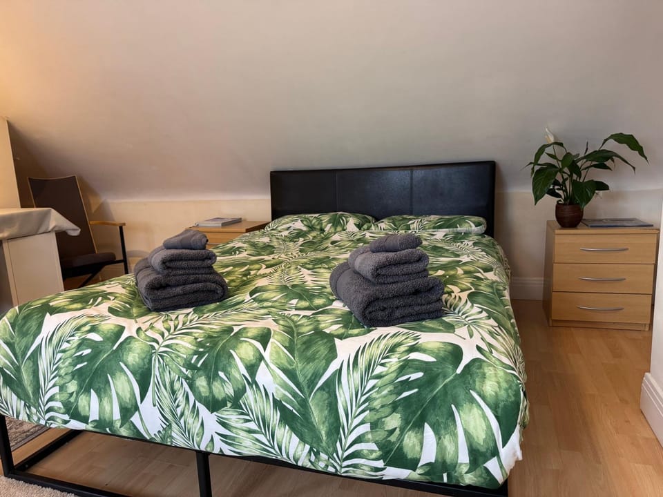 Large Double Room with Private Bath & Free Parking near Wembley Stadium Vacation rental in Edgware