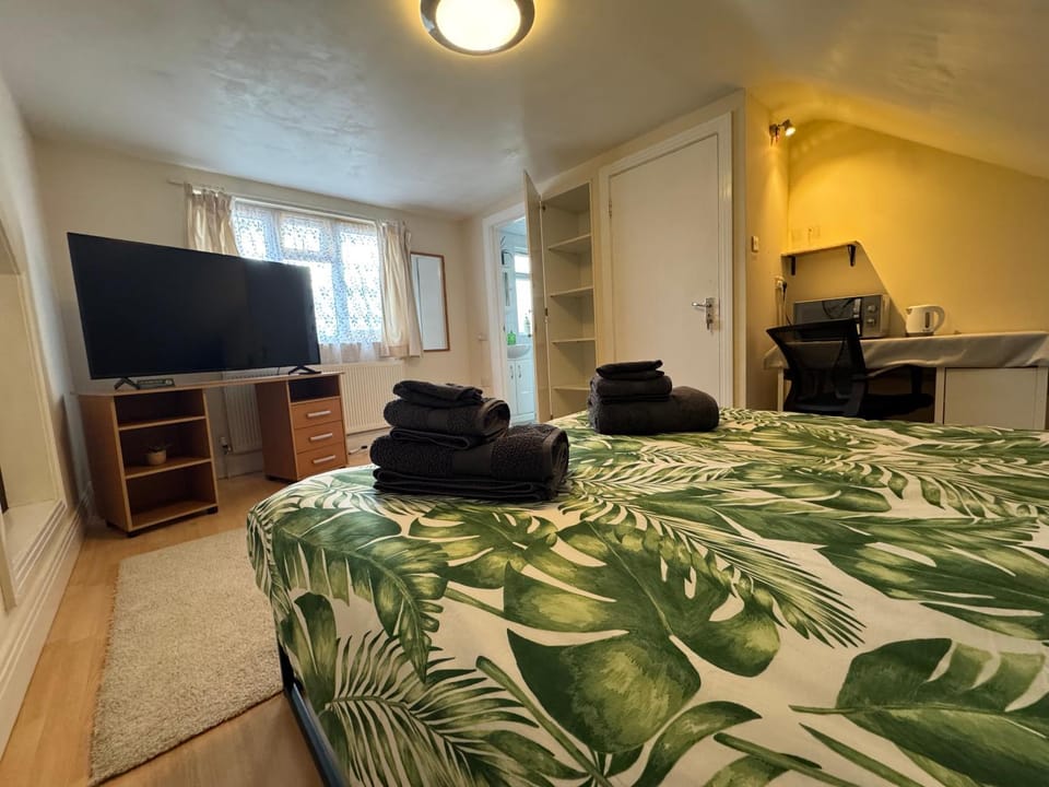 Large Double Room with Private Bath & Free Parking near Wembley Stadium Vacation rental in Edgware