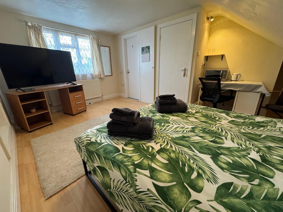 Large Double Room with Private Bath & Free Parking near Wembley Stadium Vacation rental in Edgware