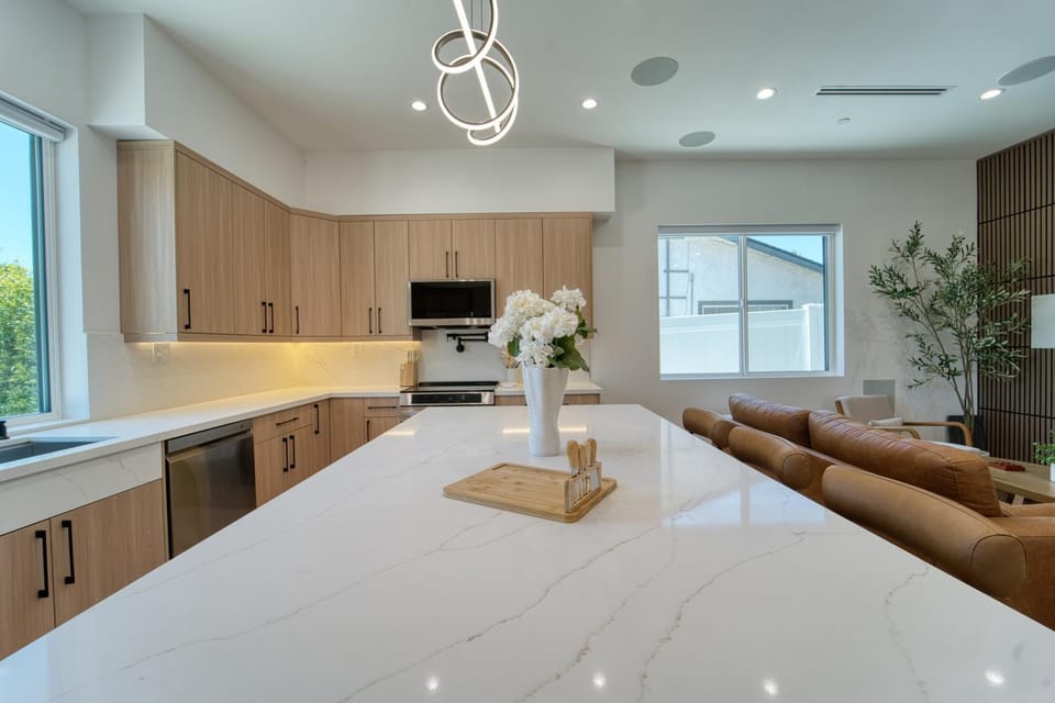 Kitchen or kitchenette, Dining area, stove