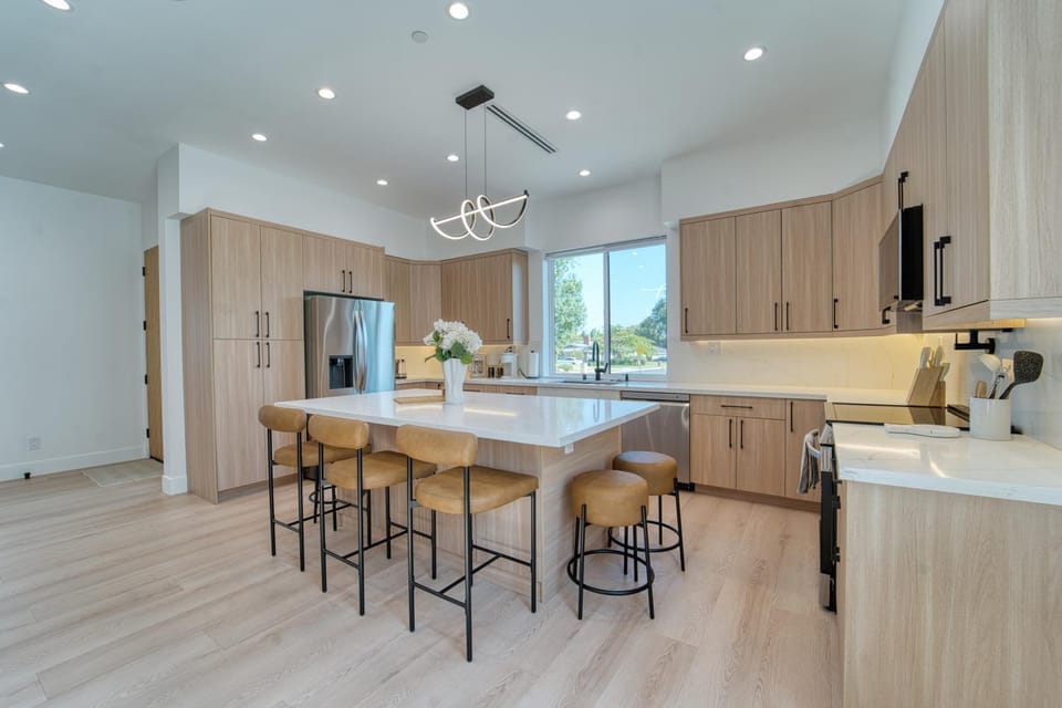 Kitchen or kitchenette, Dining area, dishwasher, oven, stove