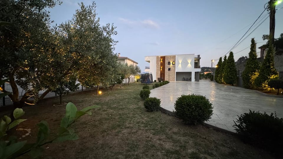 Property building, Natural landscape, Garden, Garden view