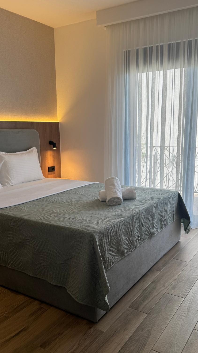 Bed, Photo of the whole room, Bedroom, towels