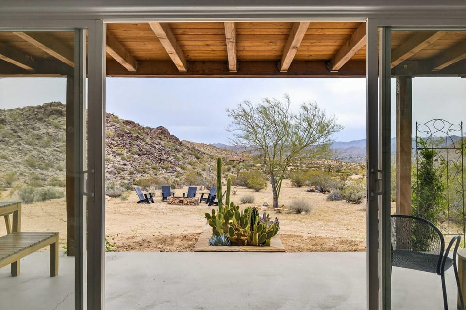 Roadrunner Ridge - Pool & Spa 5 Acres w Boulders House in Yucca Valley
