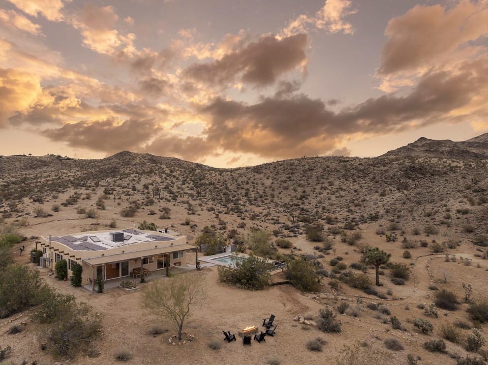 Roadrunner Ridge - Pool & Spa 5 Acres w Boulders House in Yucca Valley