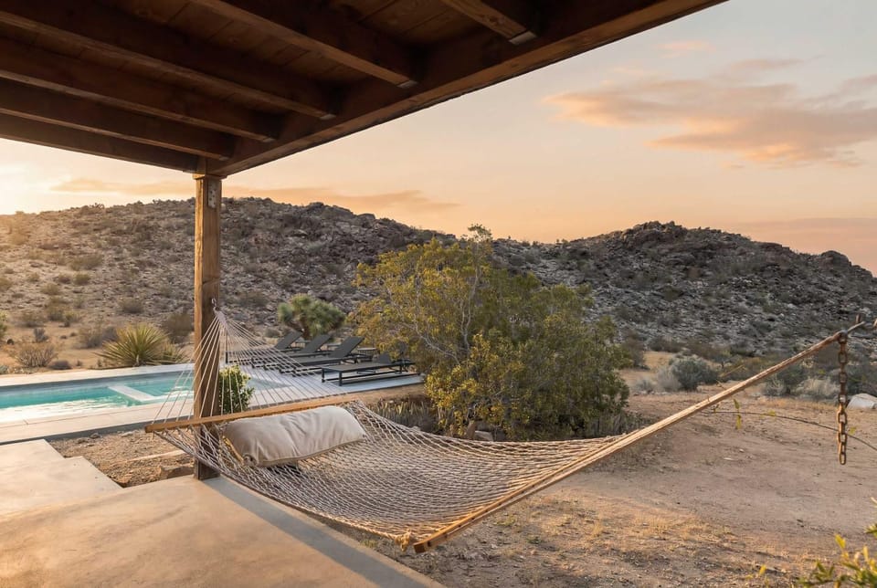 Roadrunner Ridge - Pool & Spa 5 Acres w Boulders House in Yucca Valley