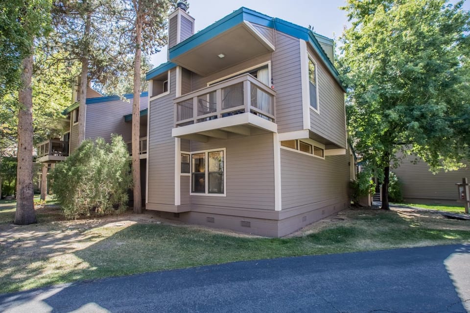 Property building, Natural landscape, Balcony/Terrace