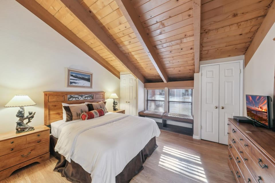 Lakeland Village #458 Ski & Lake Sanctuary House in South Lake Tahoe