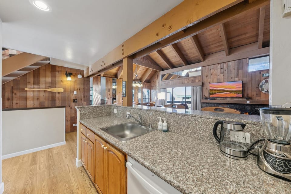 TV and multimedia, Kitchen or kitchenette, fireplace, furniture