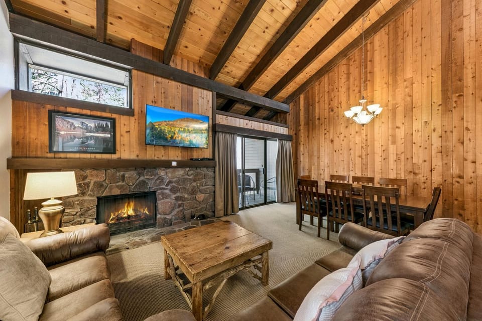 Day, TV and multimedia, Living room, Dining area, fireplace, furniture