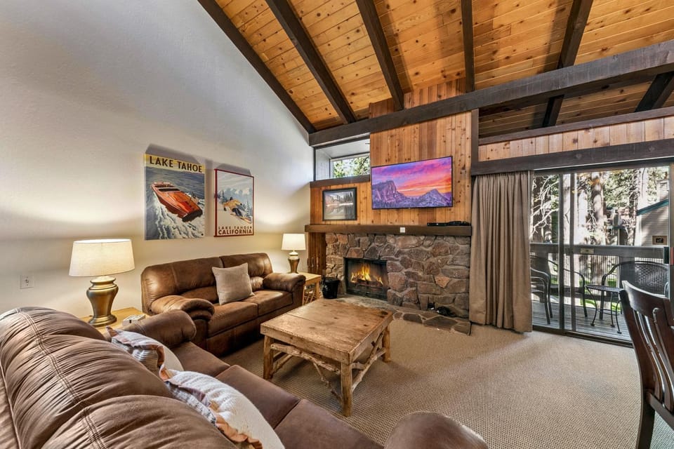 Day, TV and multimedia, Living room, Seating area, fireplace, furniture