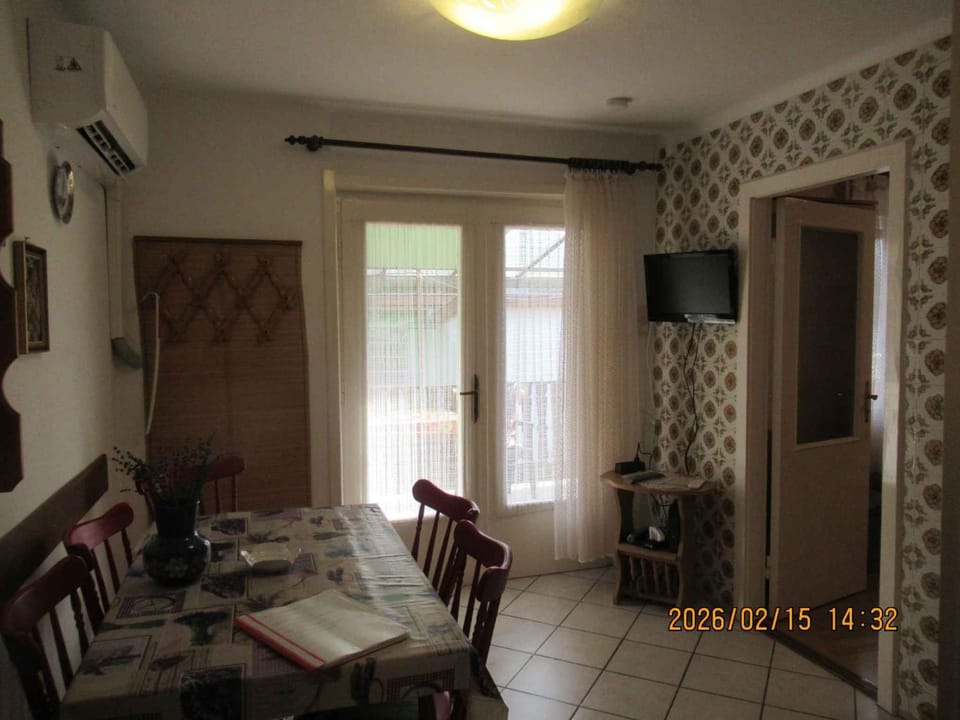 Facade/entrance, TV and multimedia, Dining area, air conditioner