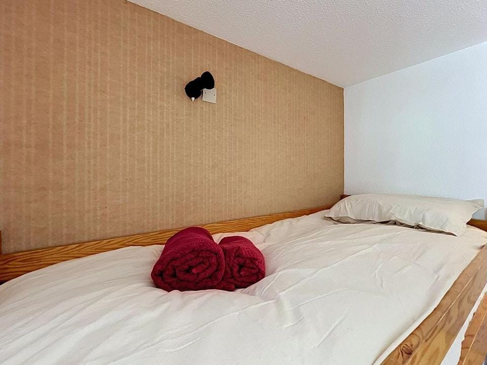 Bed, bunk bed, towels