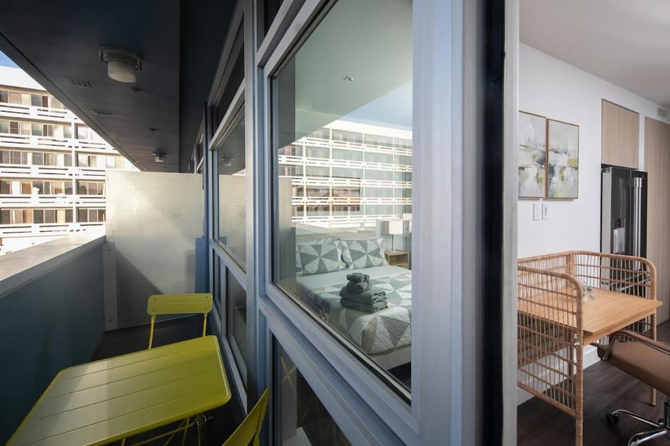 Bright & Sunny Apt in Heart of SM! Apartment in Santa Monica