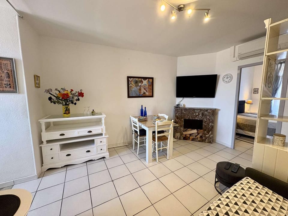 Appartement en centre avec clim - 3 pers. - FR-1-226A-220 Apartment in Saint-Raphael