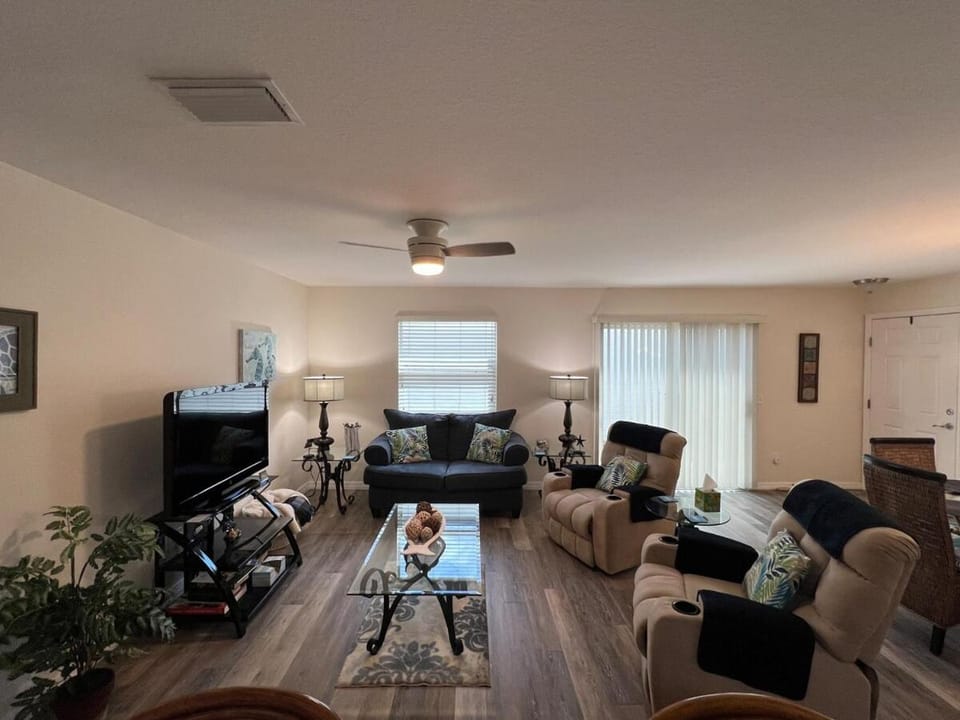 PATIO VILLA w GOLF CART 1M TO SQ NO XTRA GUEST FEE Villa in The Villages