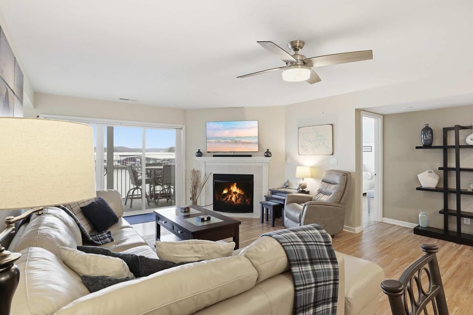 Regatta Bay - Seasonal Pool - LakeView House in Village Four Seasons