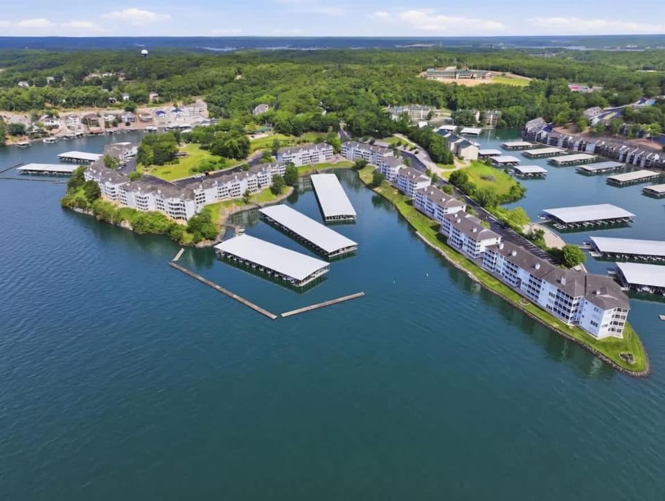 Regatta Bay - Seasonal Pool - LakeView House in Village Four Seasons