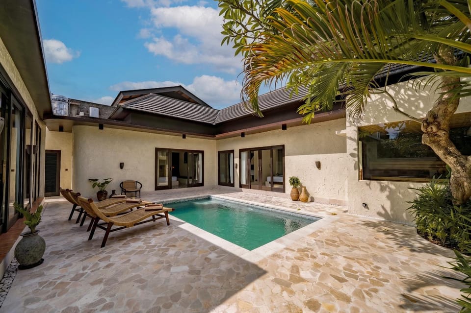 Property building, Patio, Day, Pool view, Swimming pool, Swimming pool, sunbed