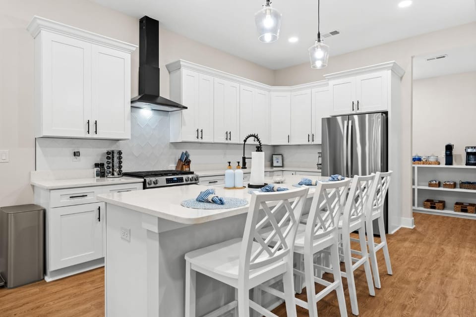 Kitchen or kitchenette, Dining area, stove
