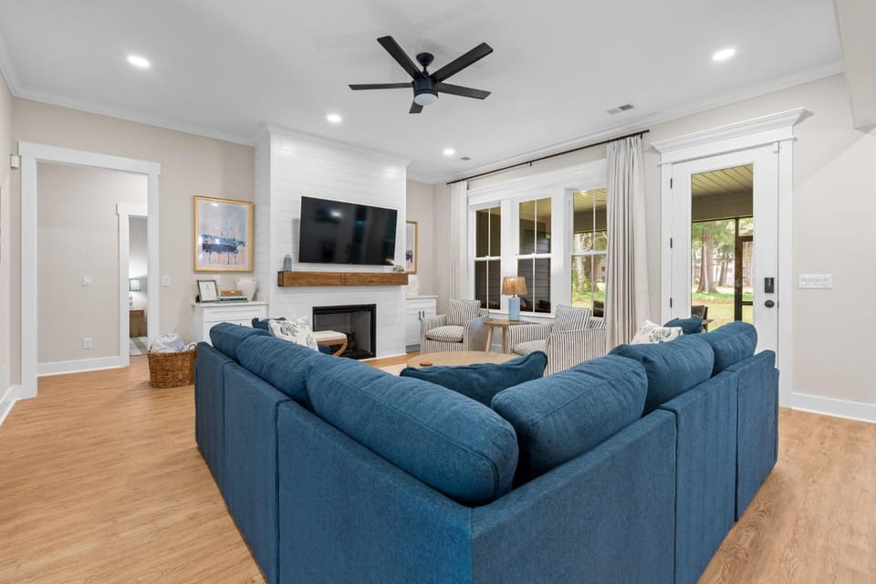 TV and multimedia, Living room, Seating area, fireplace