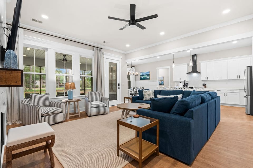 TV and multimedia, Living room, Seating area, fireplace